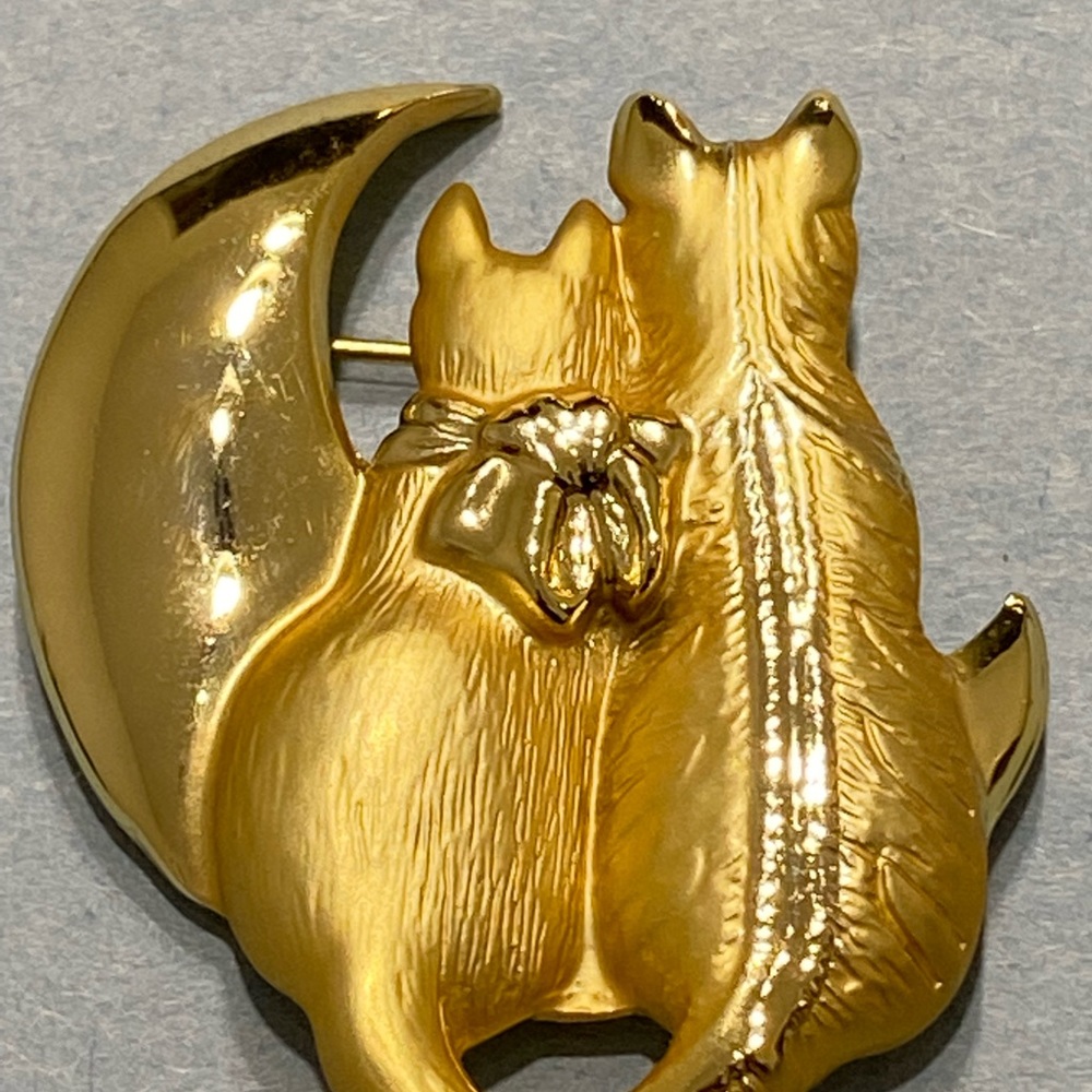 VINTAGE 1980’S AJC CATTAILS GOLD TONE BROOCH WITH DANGLE HEART CHARM - Picture 5 of 10